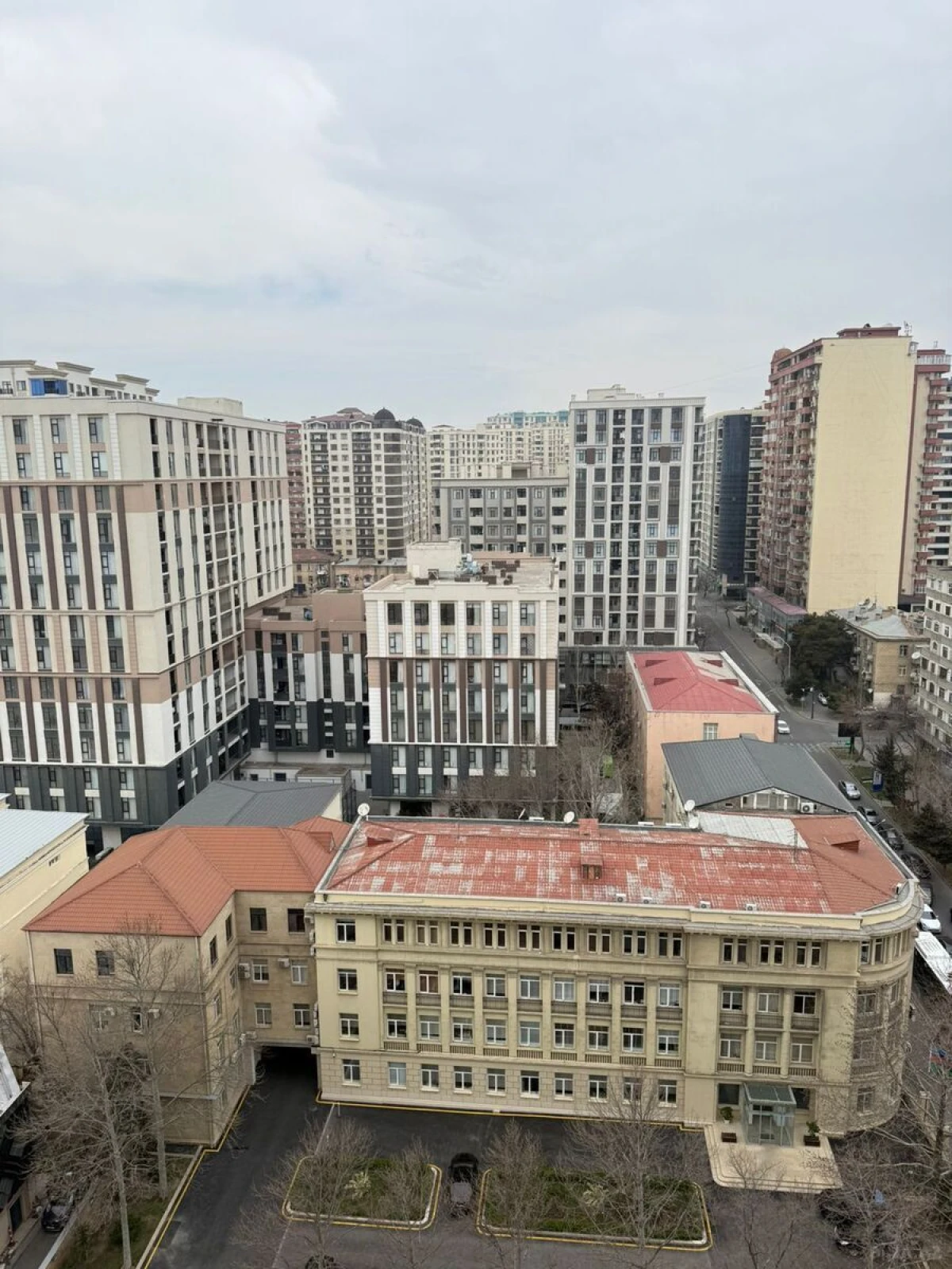 Satılır 4 otaqlı mənzil 185 m²