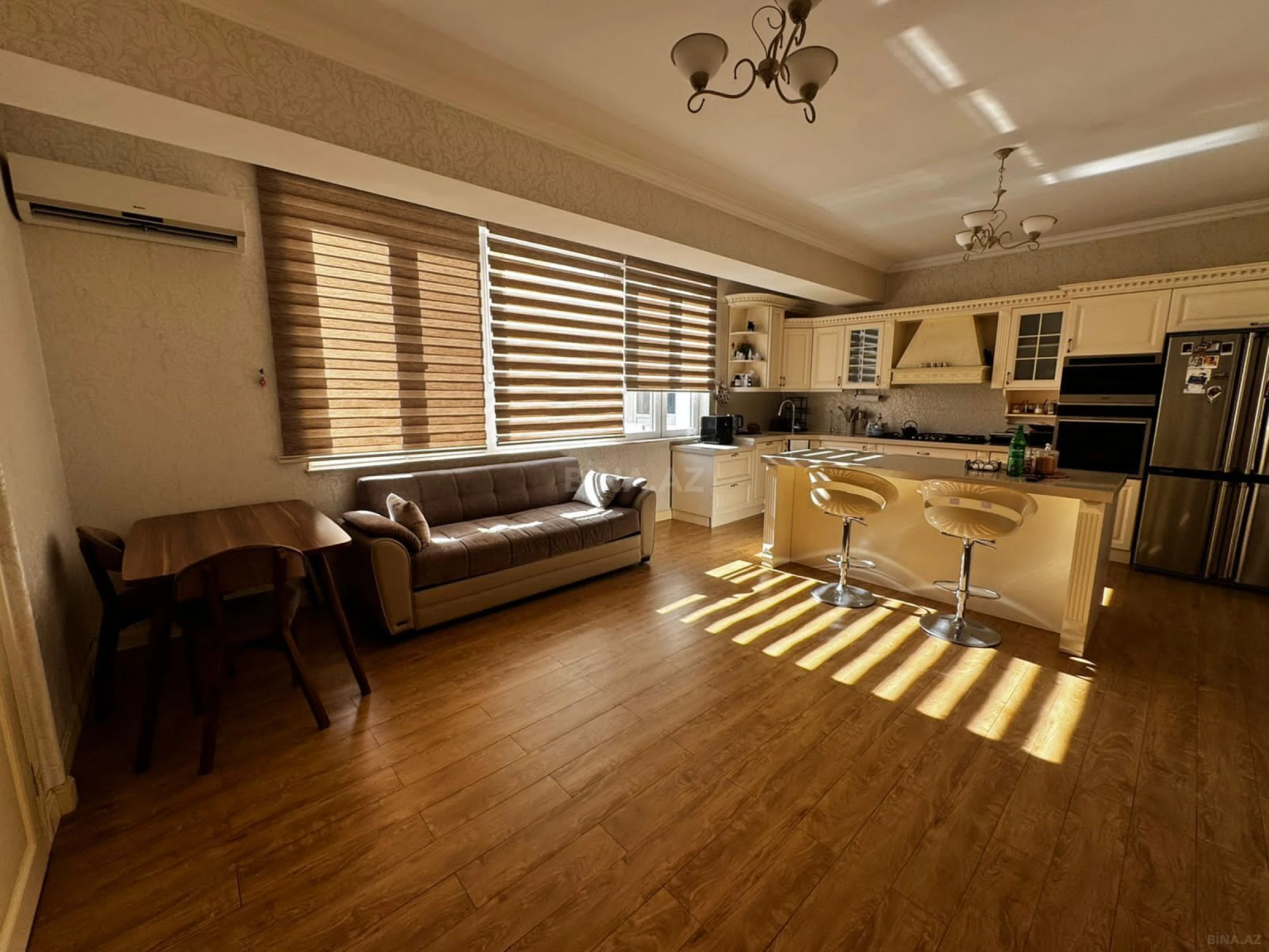 Satılır 5 otaqlı mənzil 220 m²