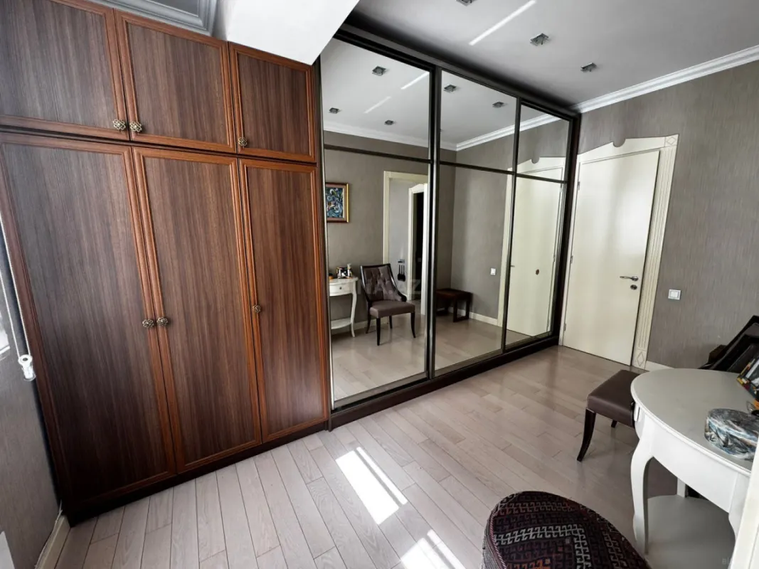 Satılır 5 otaqlı mənzil 220 m²