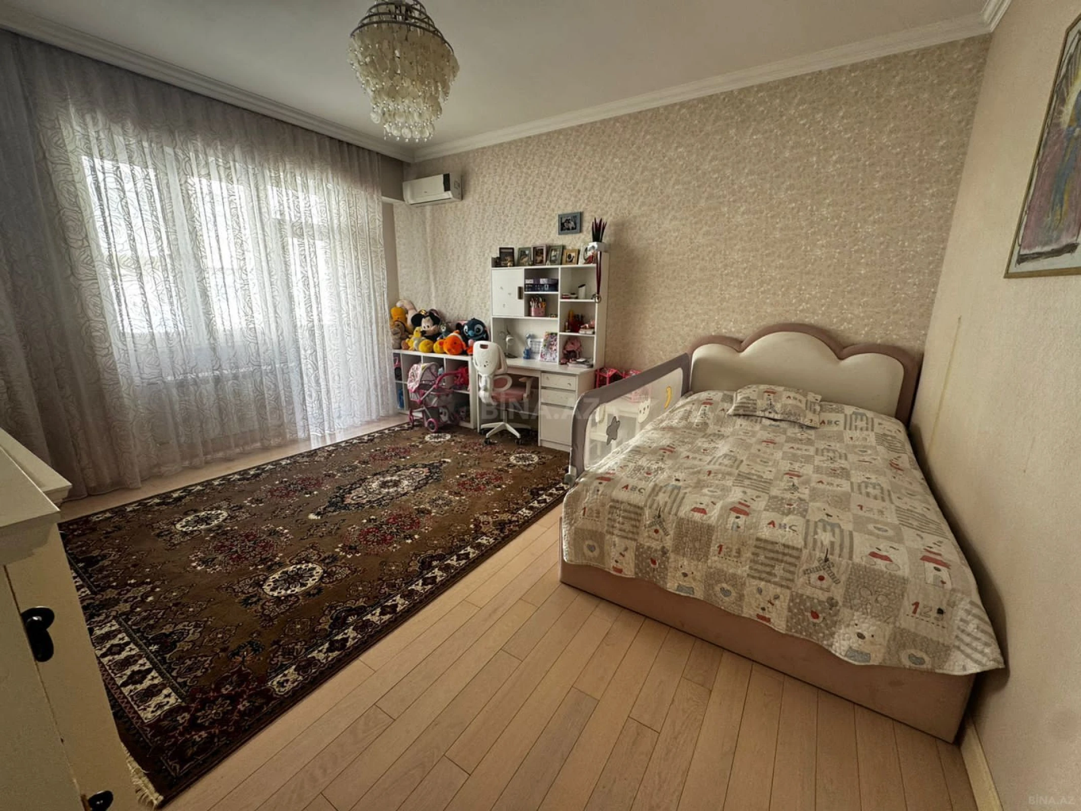 Satılır 5 otaqlı mənzil 220 m²