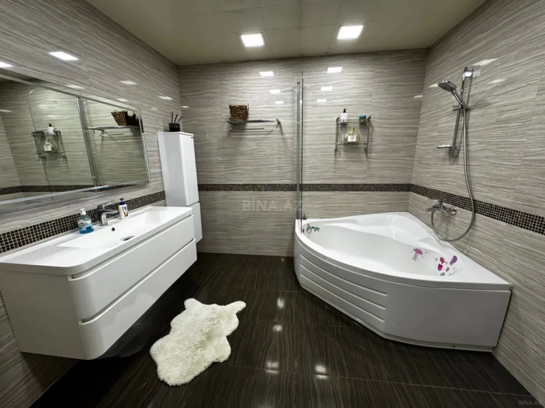 Satılır 5 otaqlı mənzil 220 m²