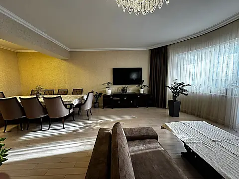 Satılır 5 otaqlı mənzil 220 m² — Bakı, Nizami 5 otaq 220.00 m²