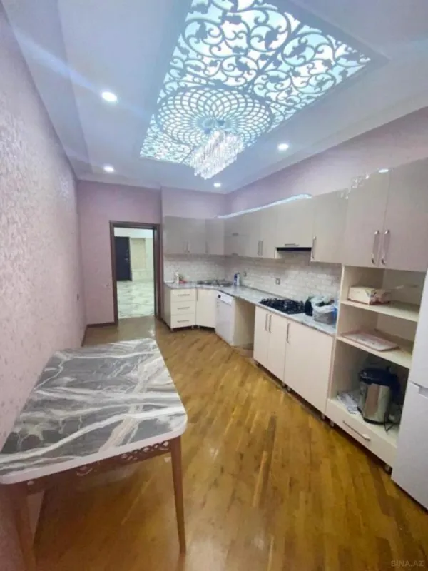 Satılır 4 otaqlı mənzil 147 m²