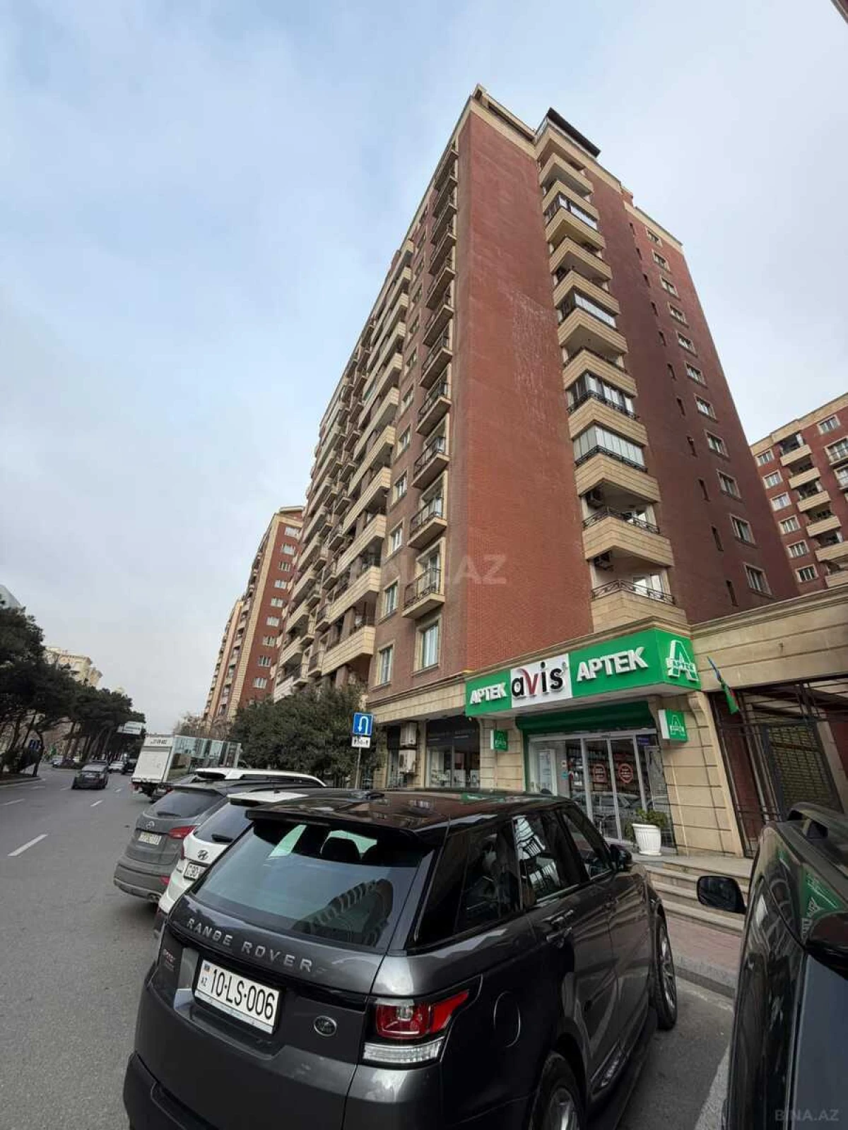 Satılır 4 otaqlı mənzil 212 m²