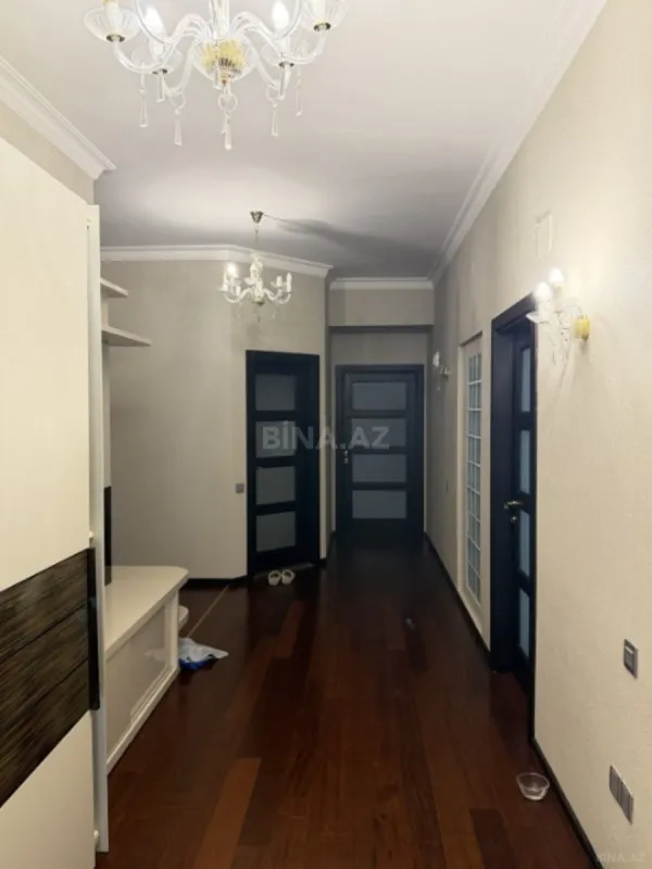 Satılır 4 otaqlı mənzil 212 m²