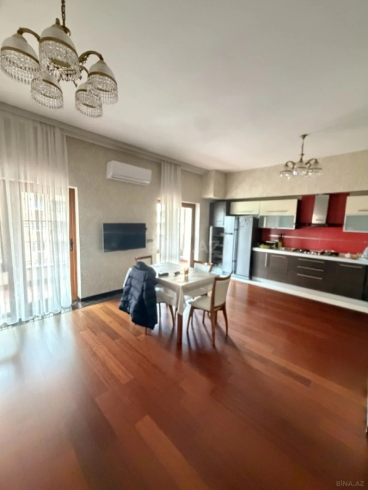 Satılır 4 otaqlı mənzil 212 m²