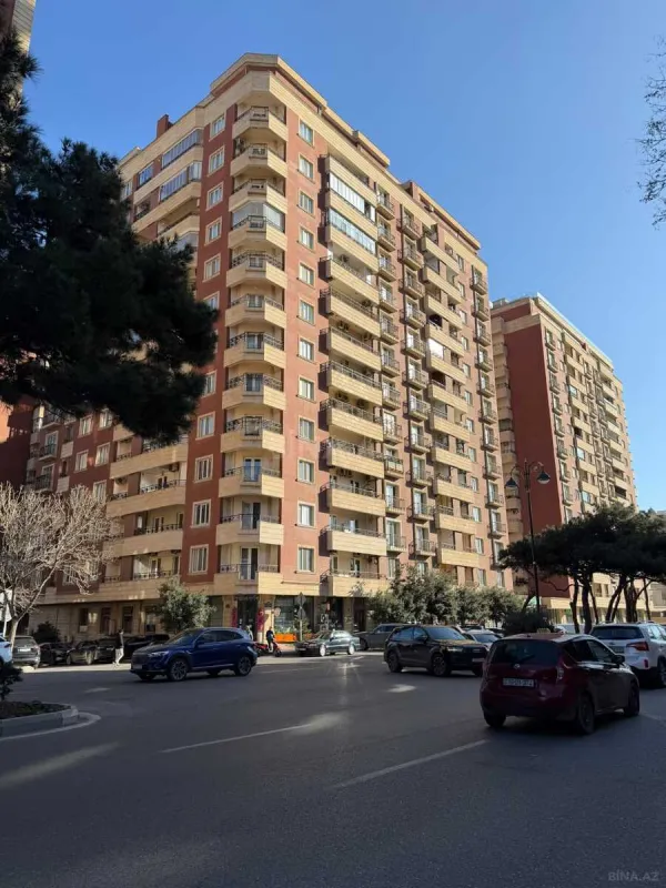 Satılır 4 otaqlı mənzil 212 m²