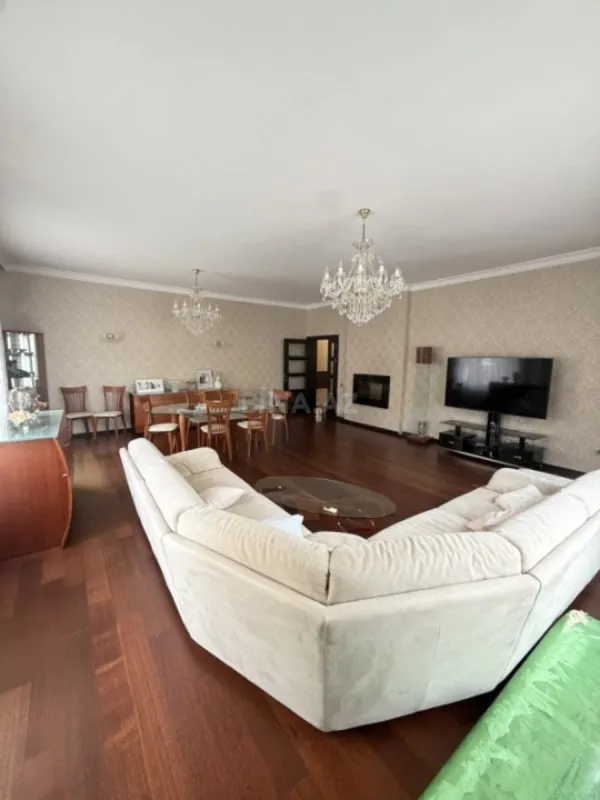 Satılır 4 otaqlı mənzil 212 m²