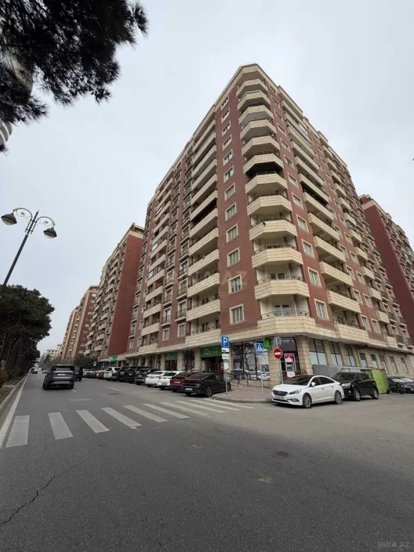 Satılır 4 otaqlı mənzil 212 m²