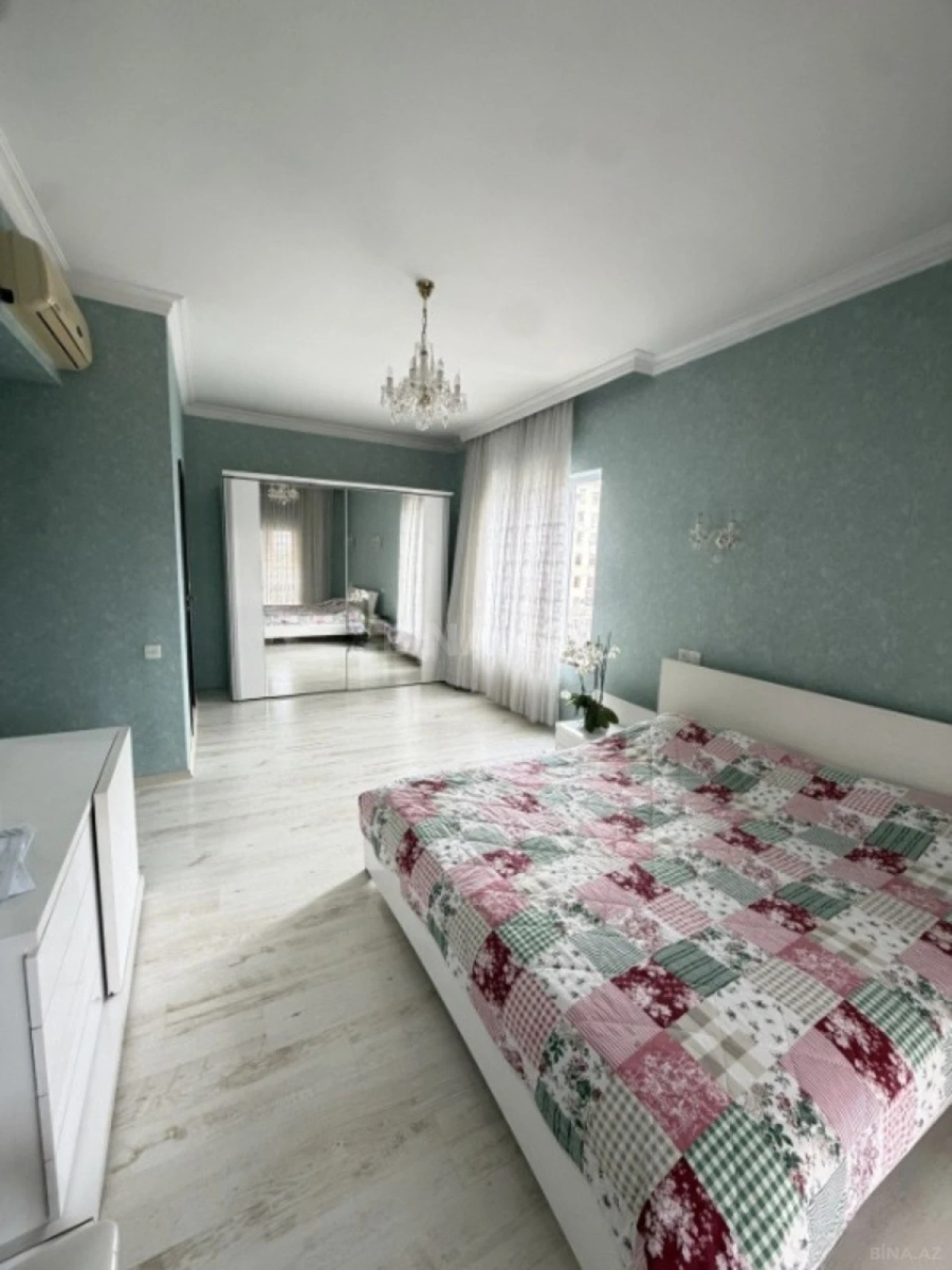 Satılır 4 otaqlı mənzil 212 m²