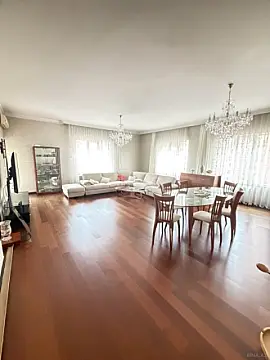 Satılır 4 otaqlı mənzil 212 m²