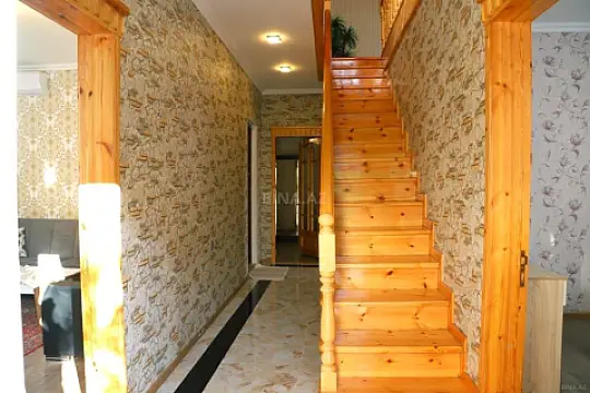 Satılır 7 otaqlı həyət evi 200 m²