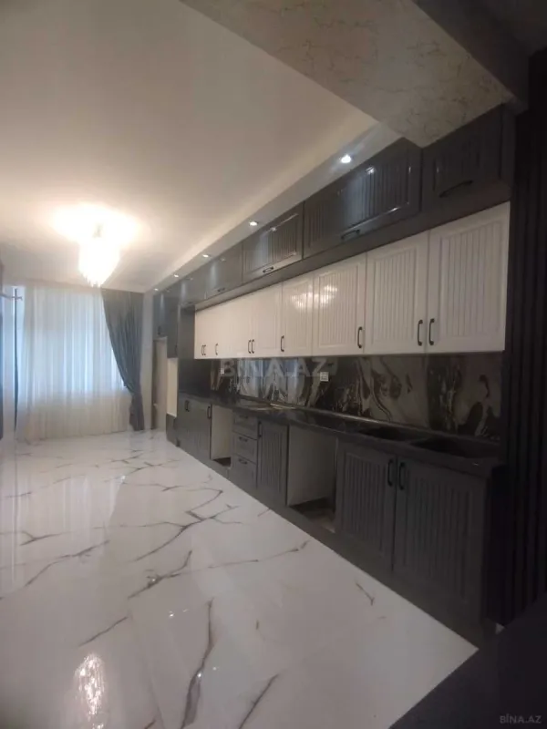 Satılır 4 otaqlı mənzil 215 m²