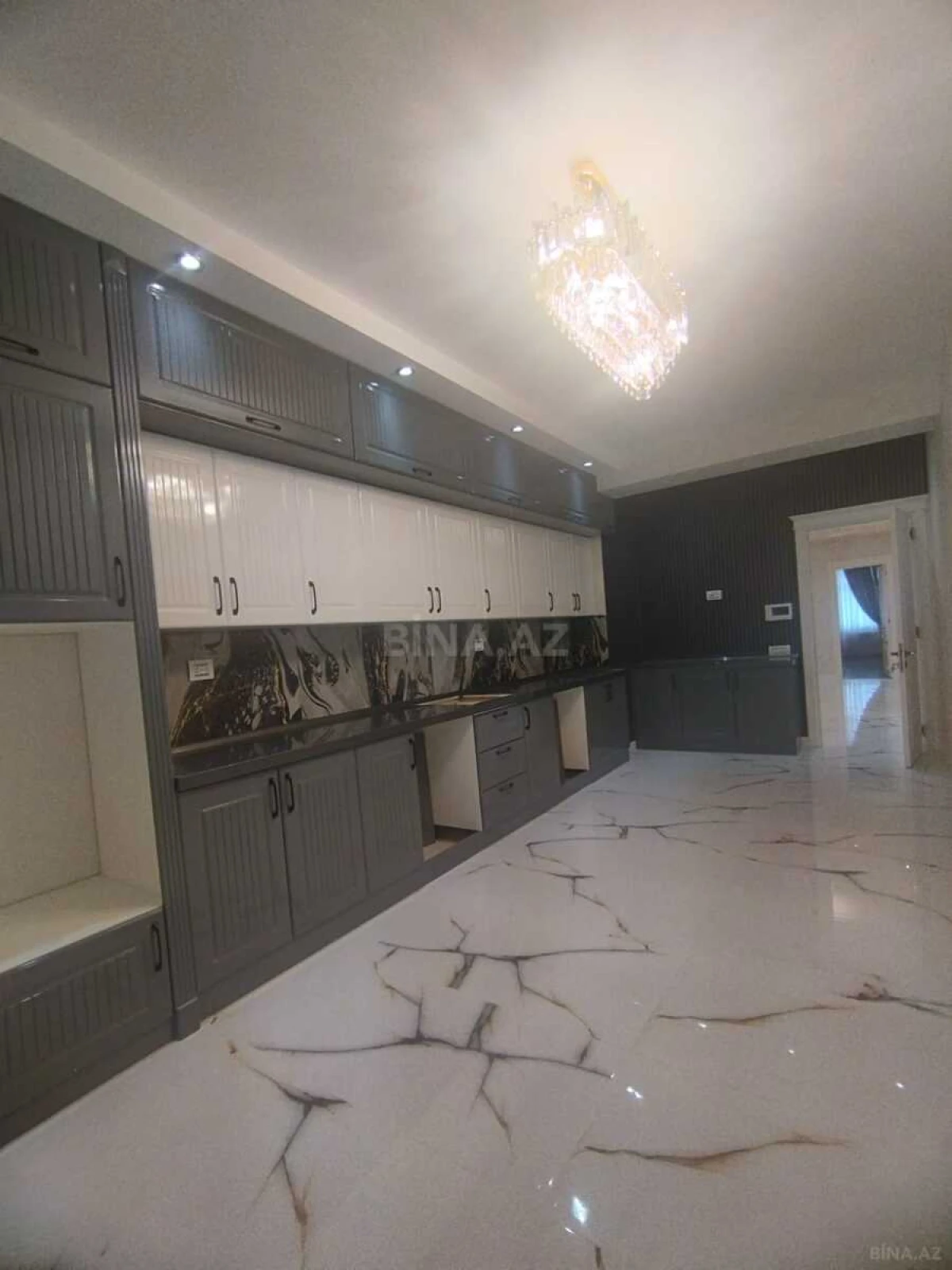 Satılır 4 otaqlı mənzil 215 m²