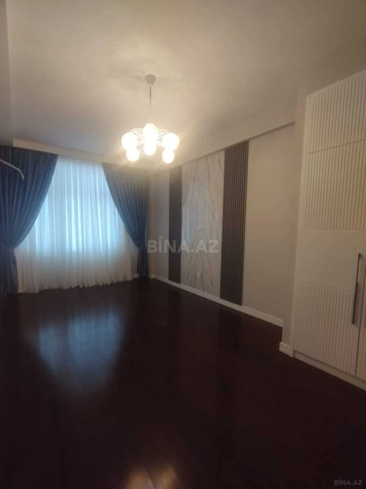 Satılır 4 otaqlı mənzil 215 m²