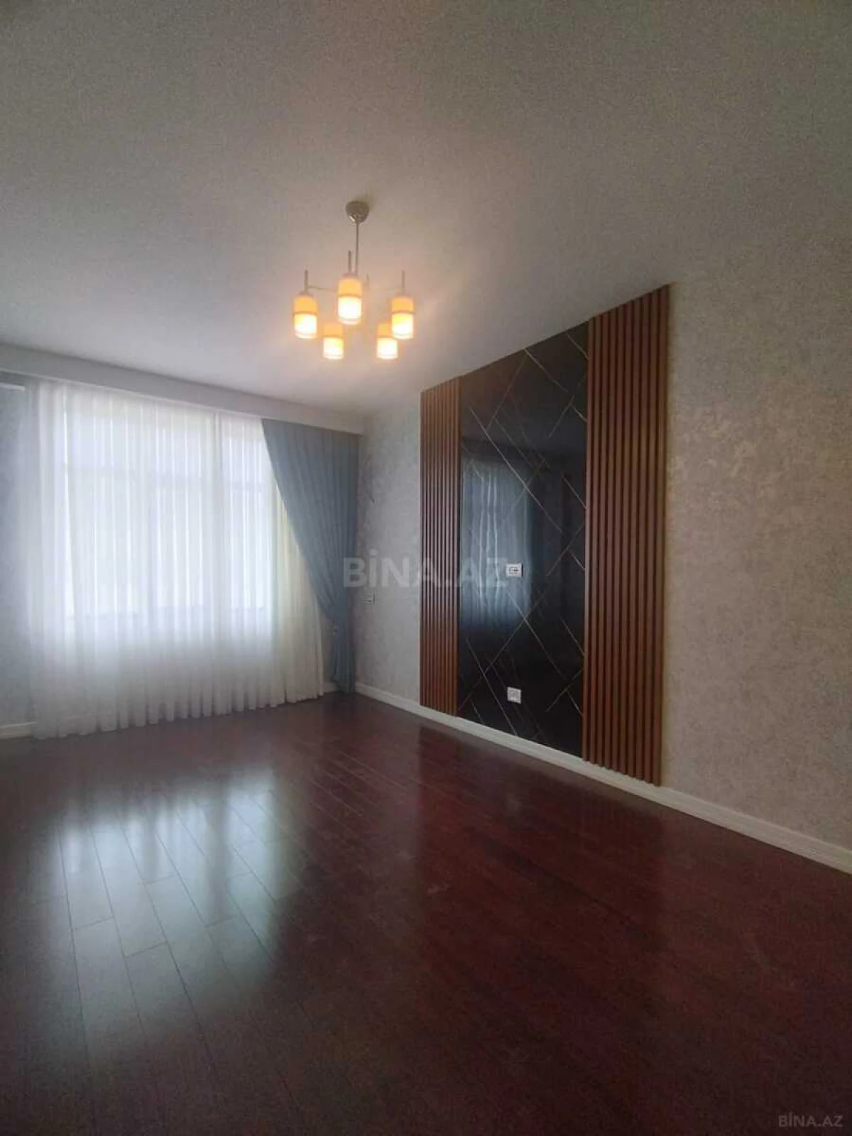 Satılır 4 otaqlı mənzil 215 m²