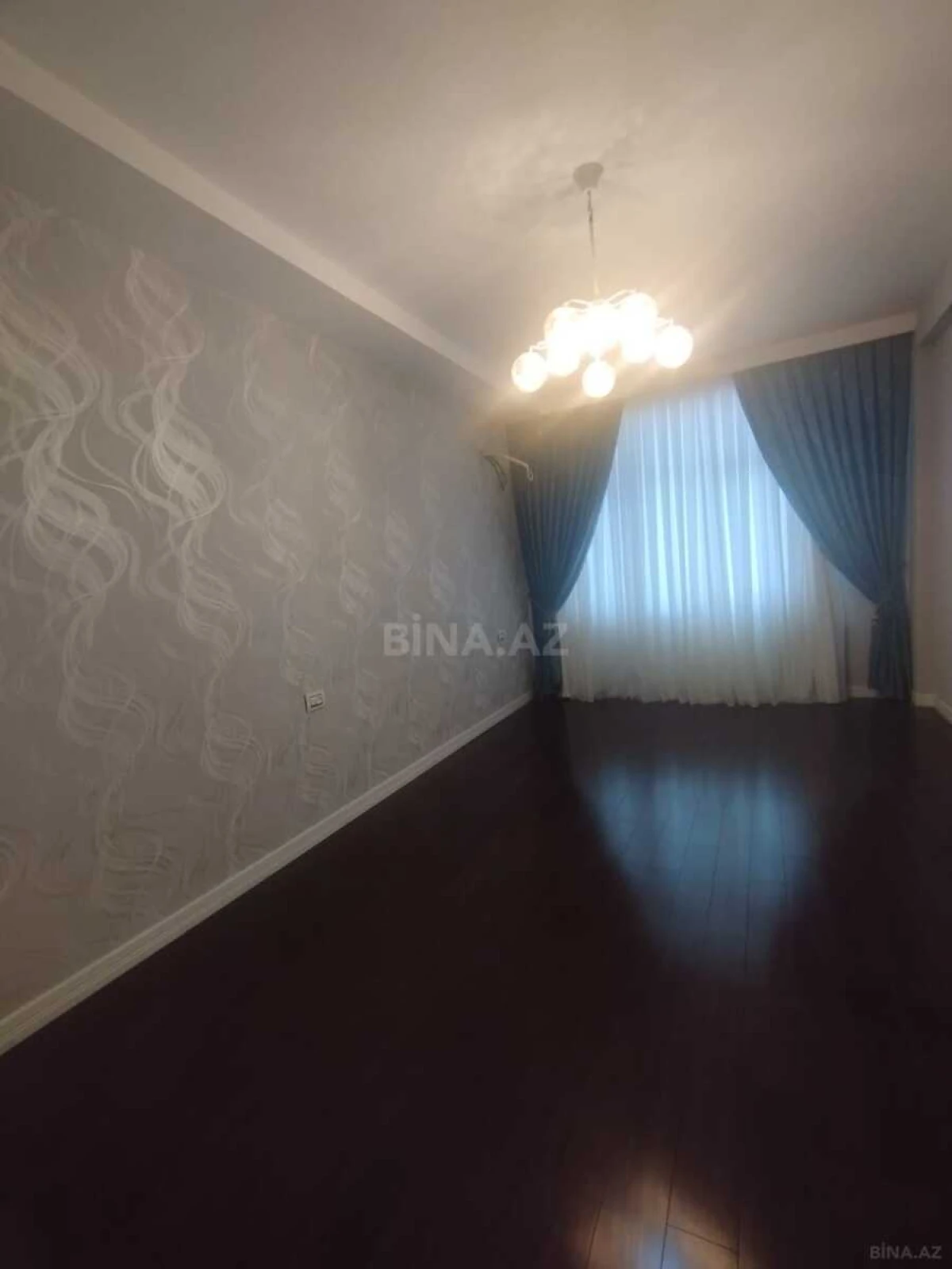 Satılır 4 otaqlı mənzil 215 m²