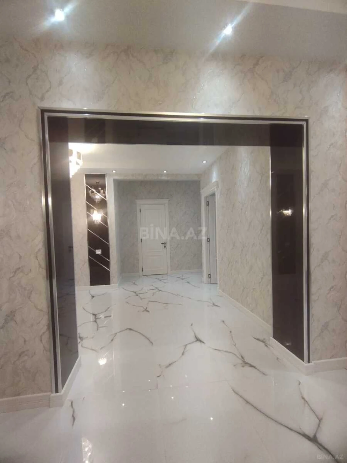 Satılır 4 otaqlı mənzil 215 m²