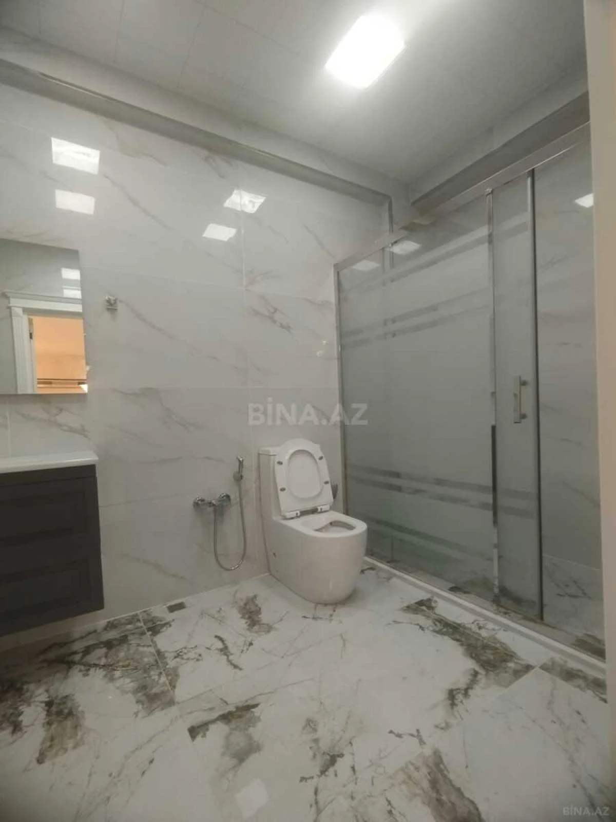 Satılır 4 otaqlı mənzil 215 m²