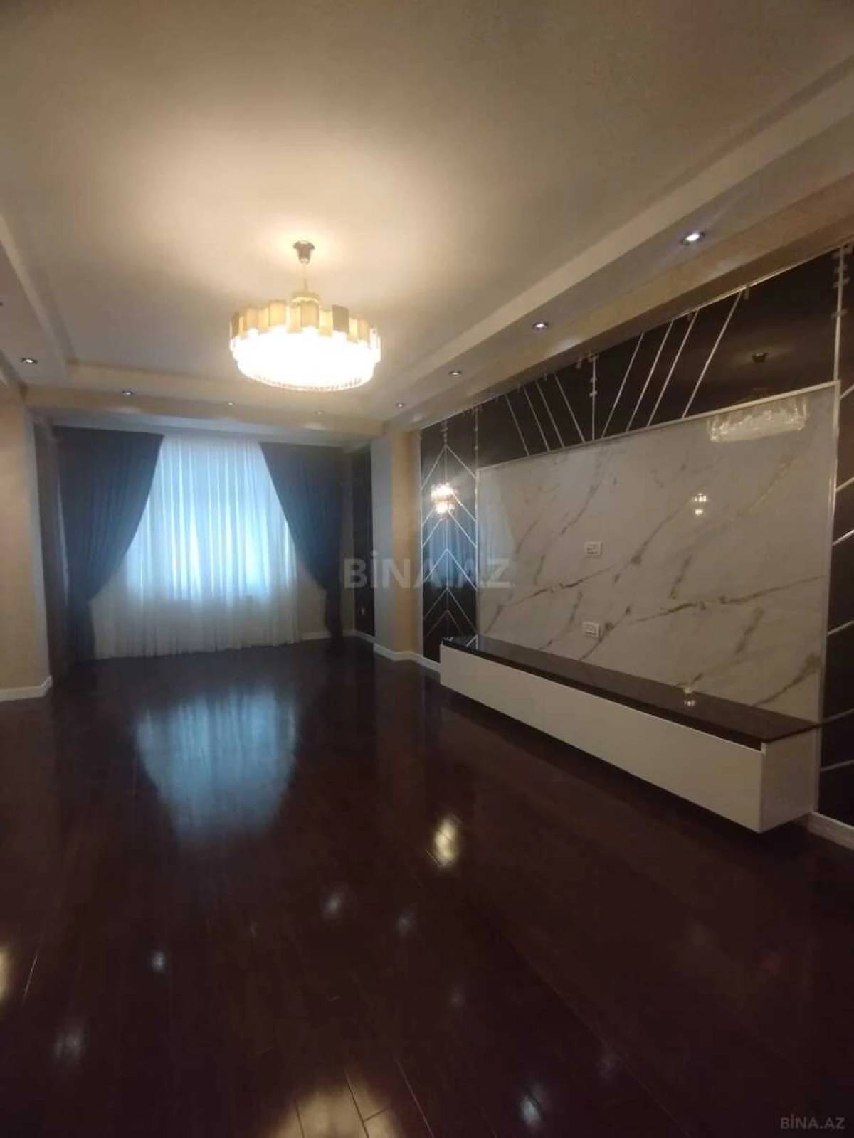 Satılır 4 otaqlı mənzil 215 m²