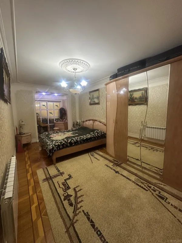 Satılır 5 otaqlı mənzil 145 m²