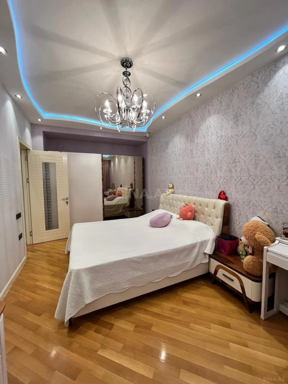 Kirayə verilir 4 otaqlı mənzil 200 m²