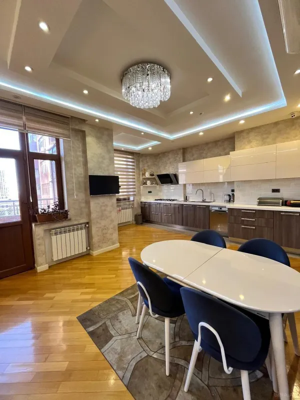 Kirayə verilir 4 otaqlı mənzil 200 m²