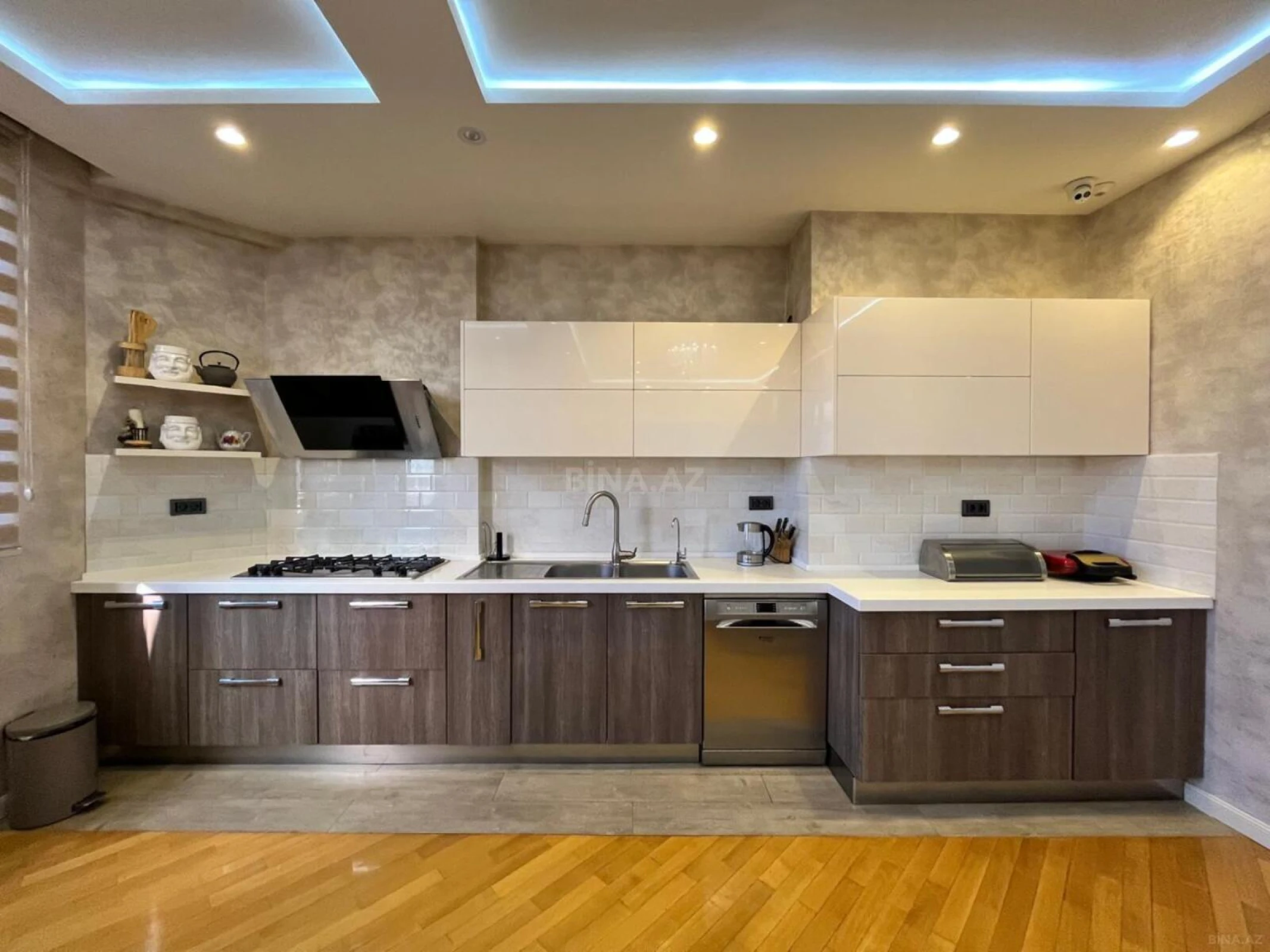 Kirayə verilir 4 otaqlı mənzil 200 m²