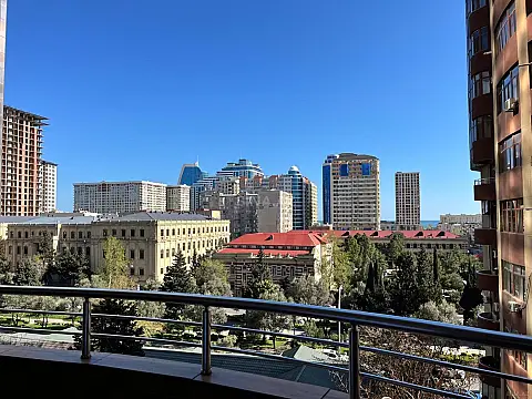 Kirayə verilir 4 otaqlı mənzil 200 m²