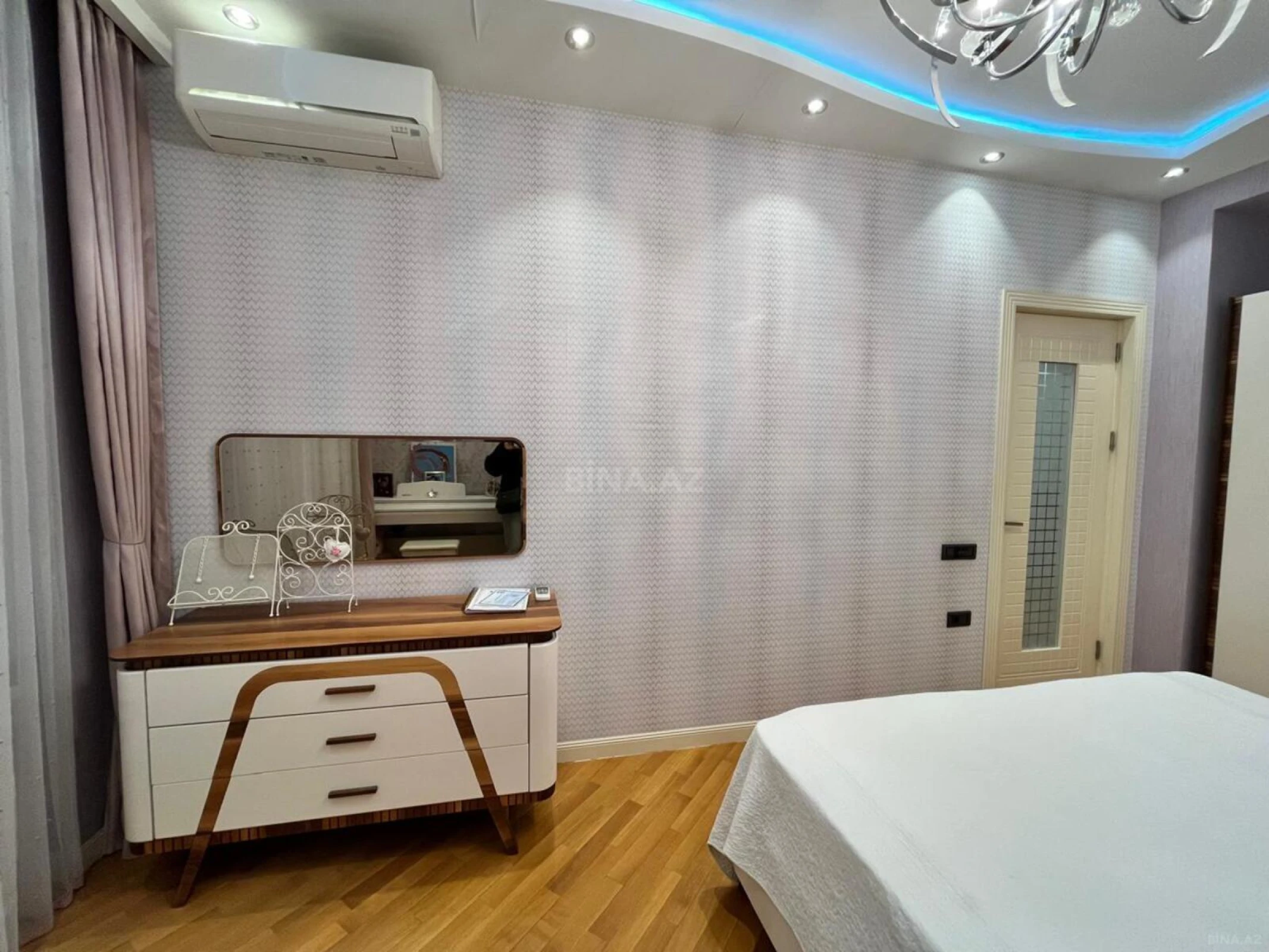 Kirayə verilir 4 otaqlı mənzil 200 m²
