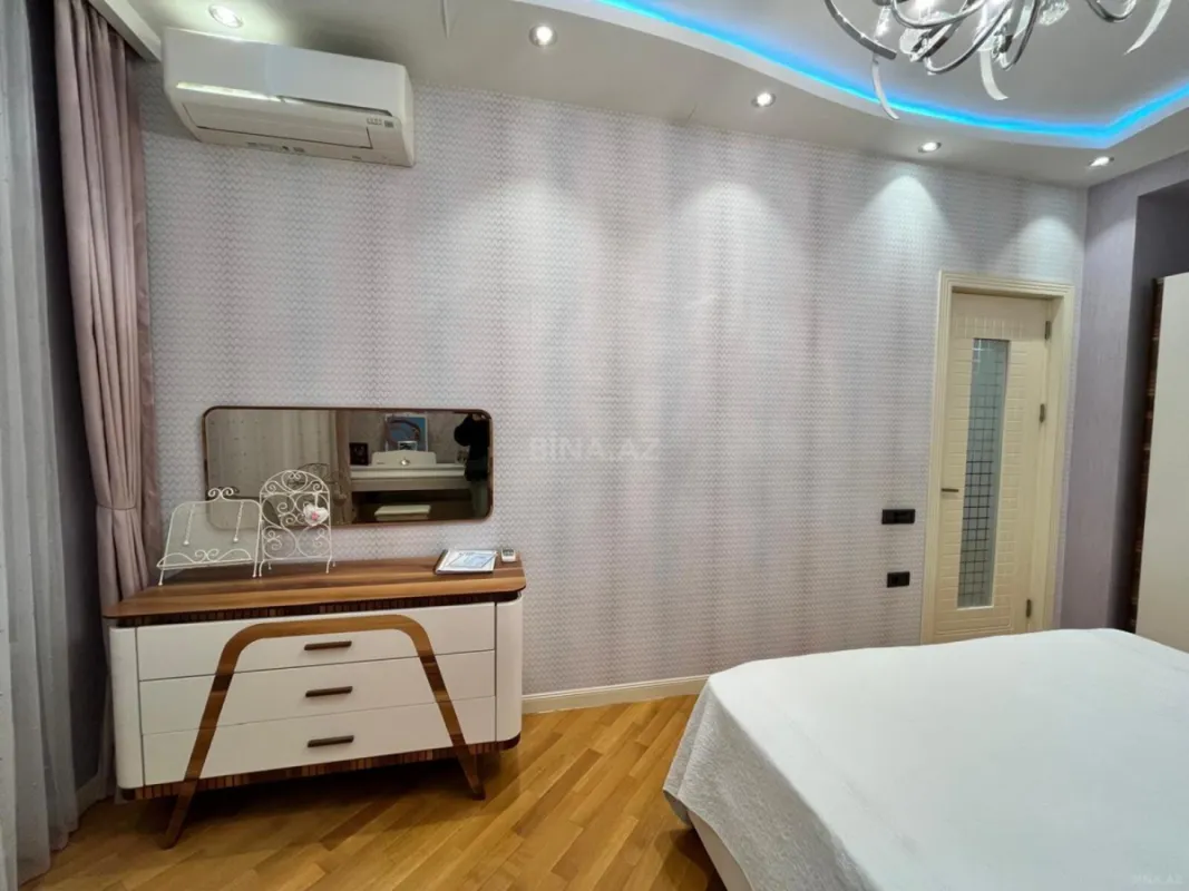 Kirayə verilir 4 otaqlı mənzil 200 m²