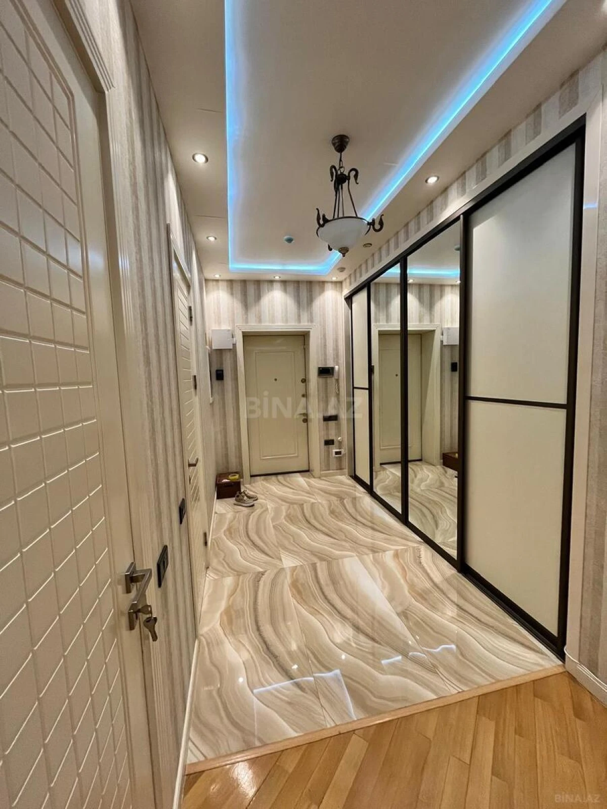 Kirayə verilir 4 otaqlı mənzil 200 m²
