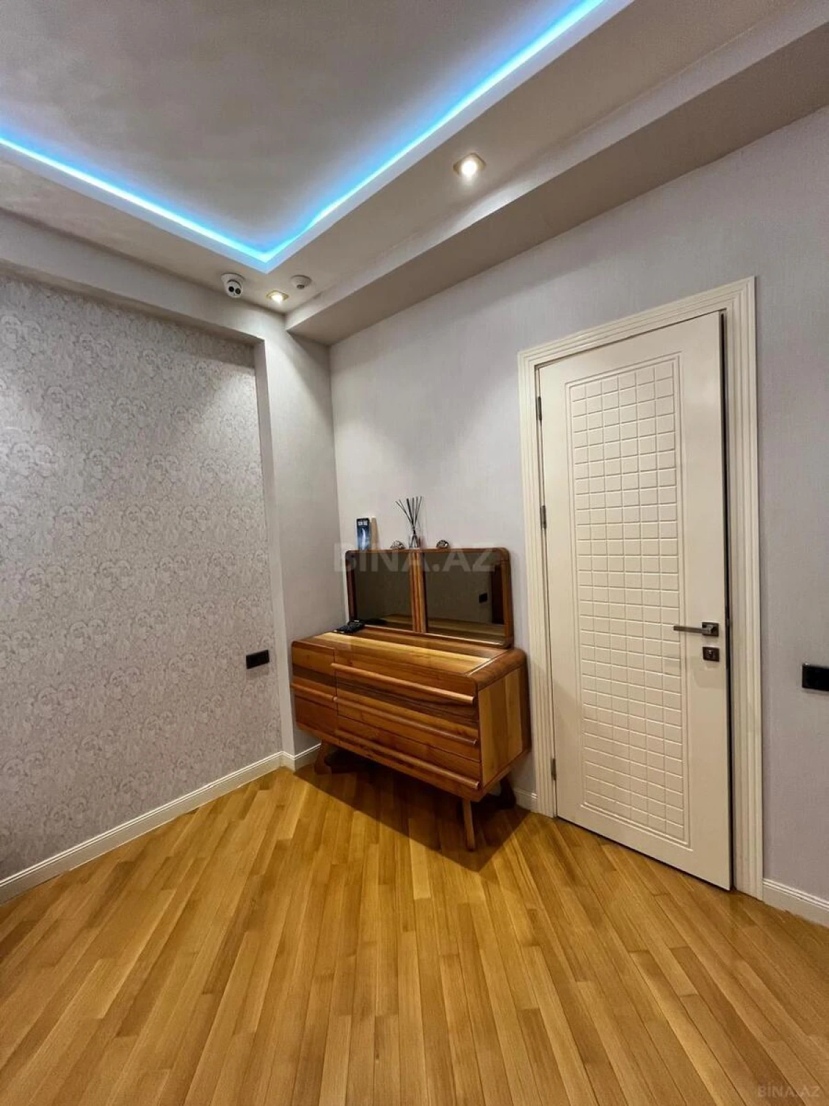 Kirayə verilir 4 otaqlı mənzil 200 m²