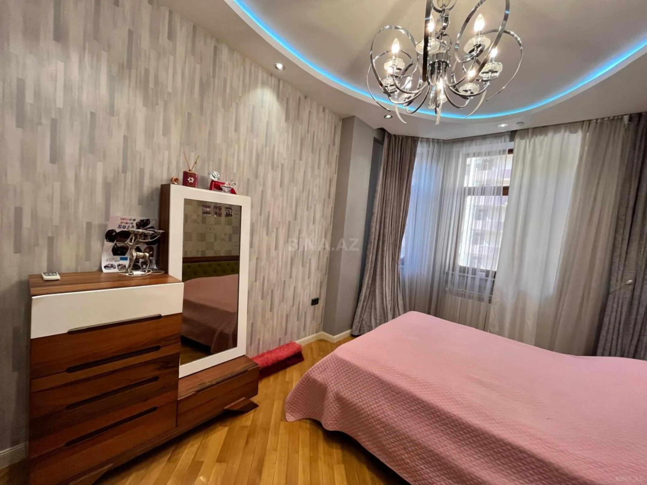 Kirayə verilir 4 otaqlı mənzil 200 m²