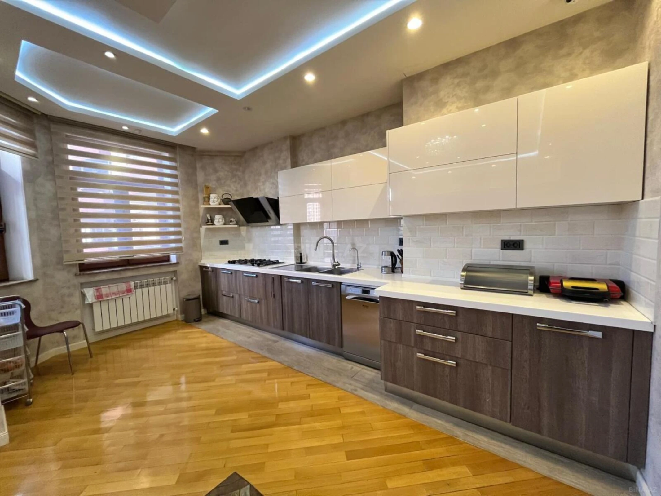 Kirayə verilir 4 otaqlı mənzil 200 m²
