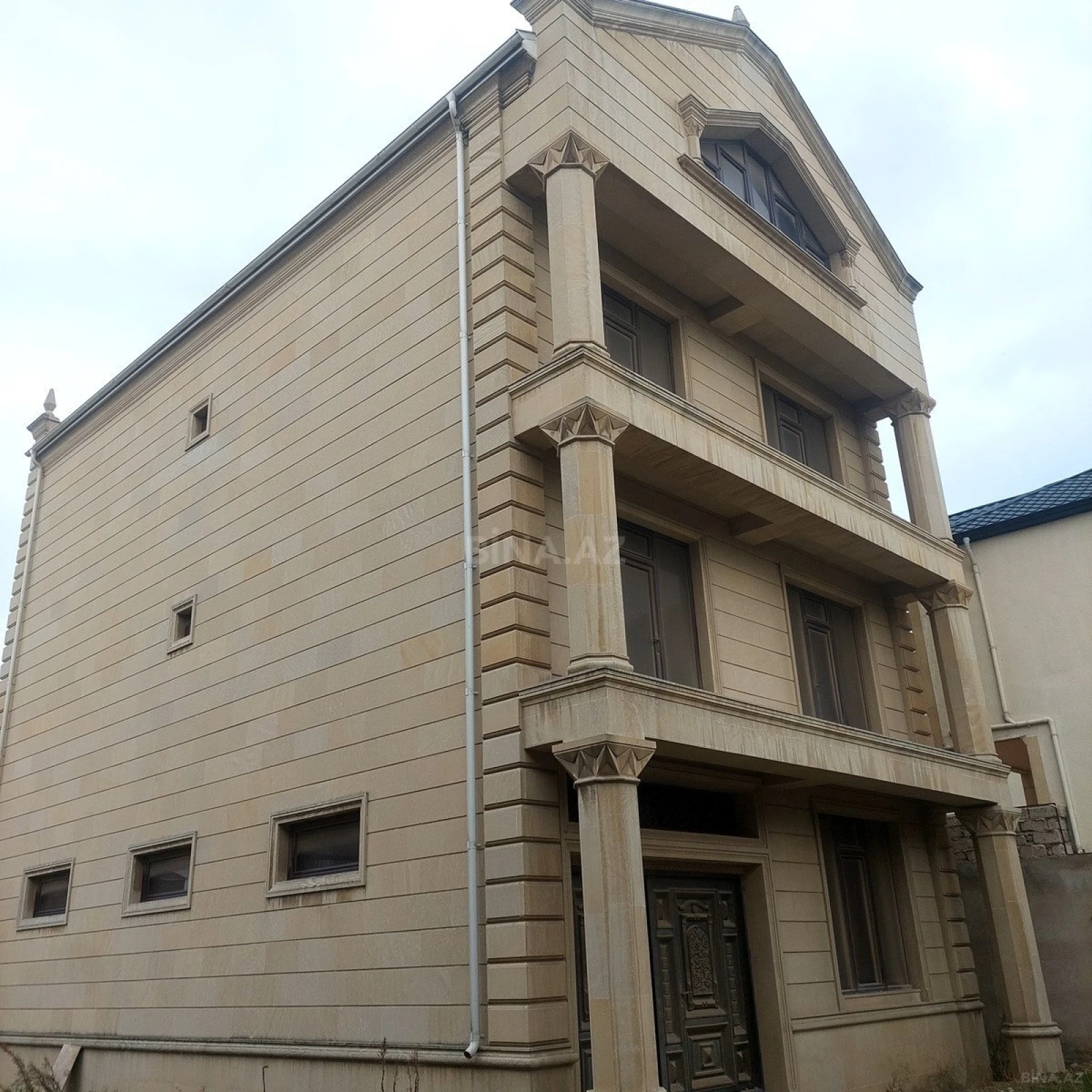 Satılır 8 otaqlı həyət evi 500 m²