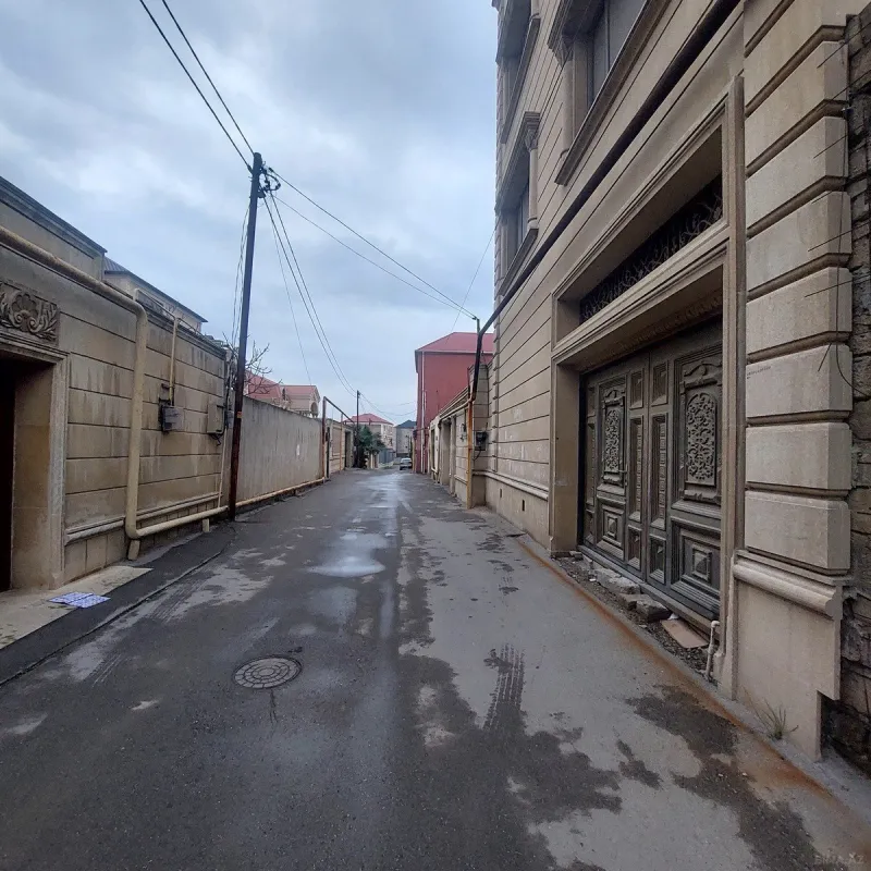 Satılır 8 otaqlı həyət evi 500 m²