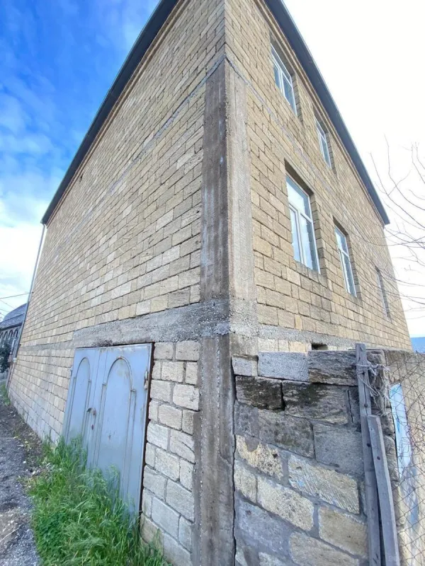 Satılır 7 otaqlı həyət evi 488 m²