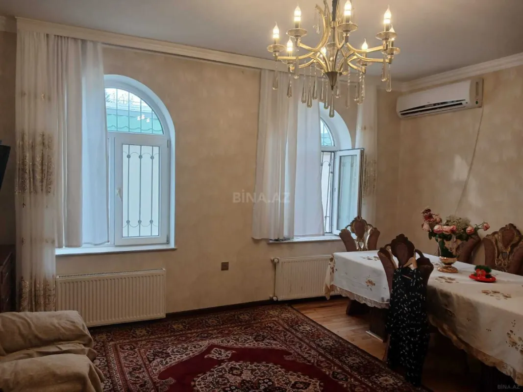 Satılır 5 otaqlı həyət evi 240 m²