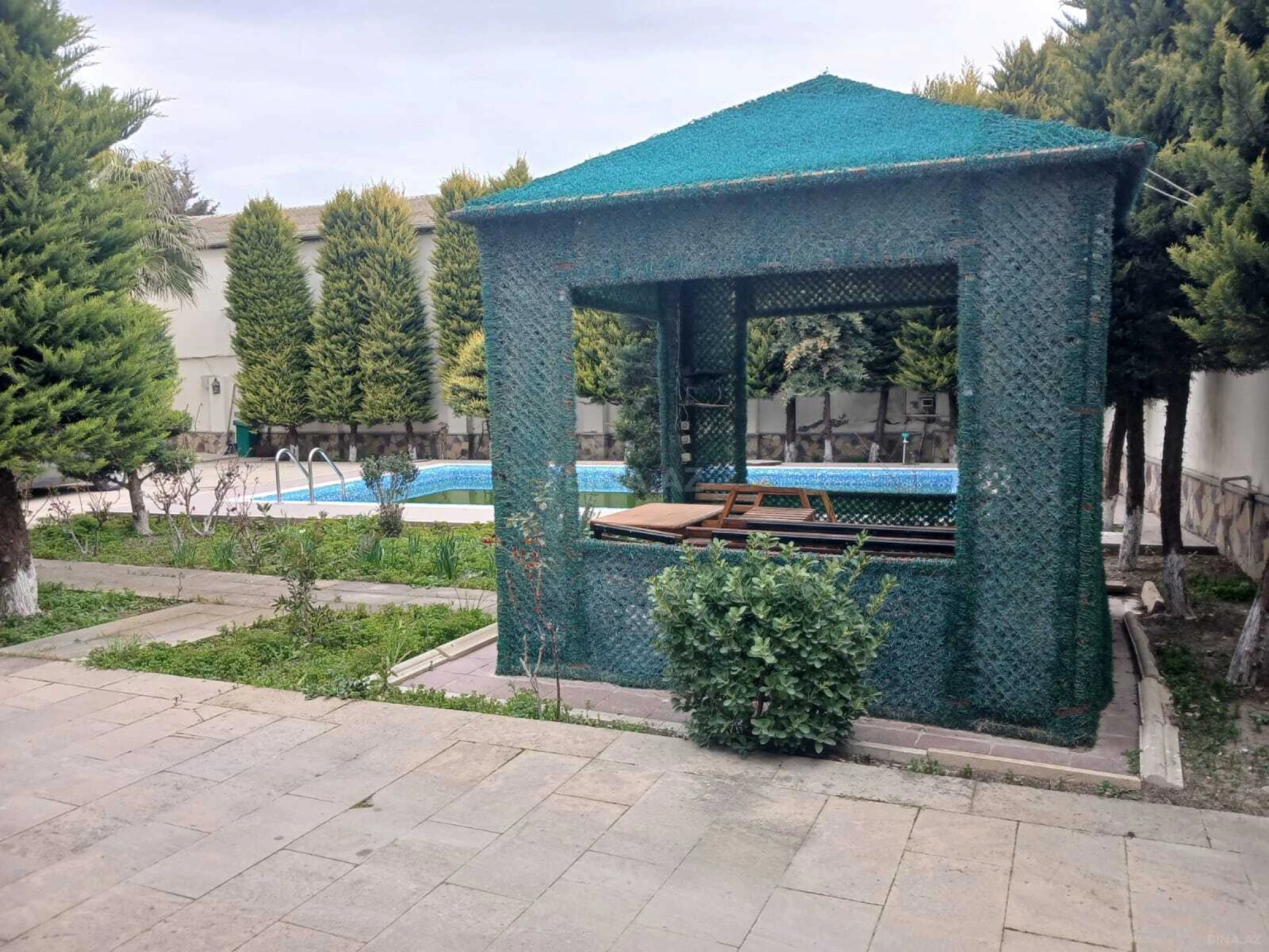 Satılır 5 otaqlı həyət evi 240 m²
