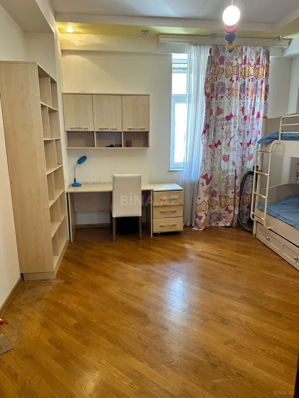 Satılır 4 otaqlı mənzil 130 m²