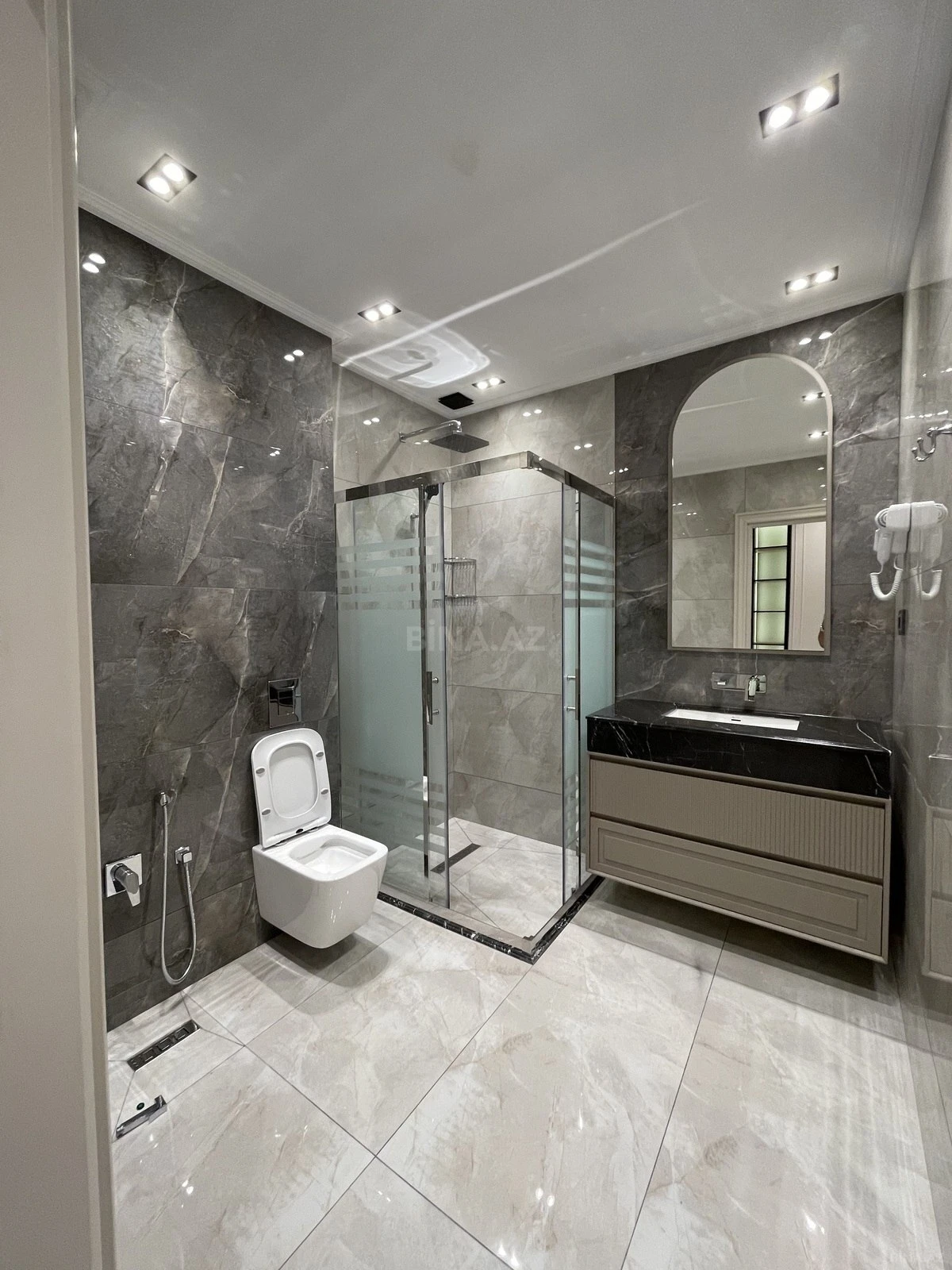 Satılır 4 otaqlı mənzil 185 m²