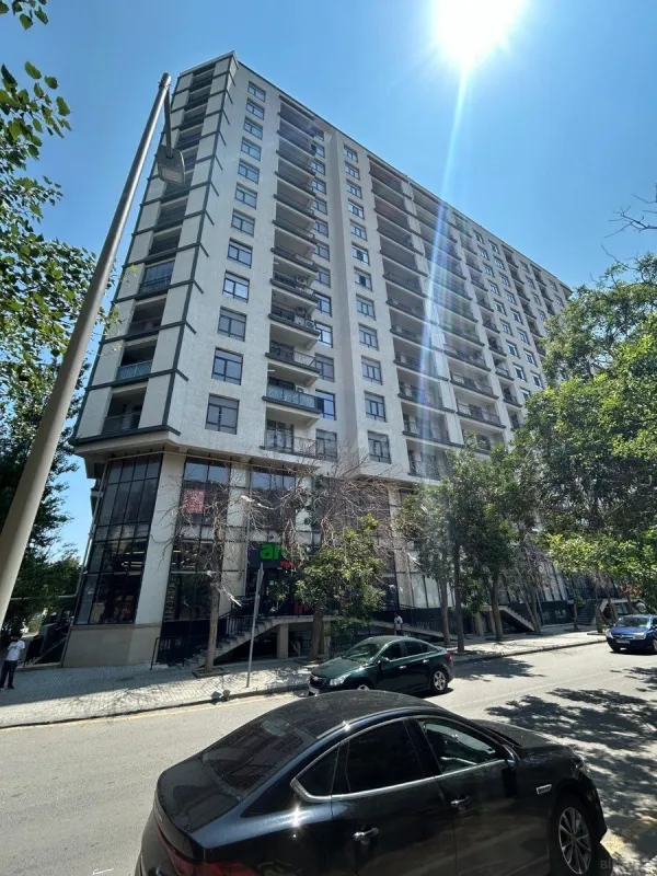 Satılır 4 otaqlı mənzil 197 m²