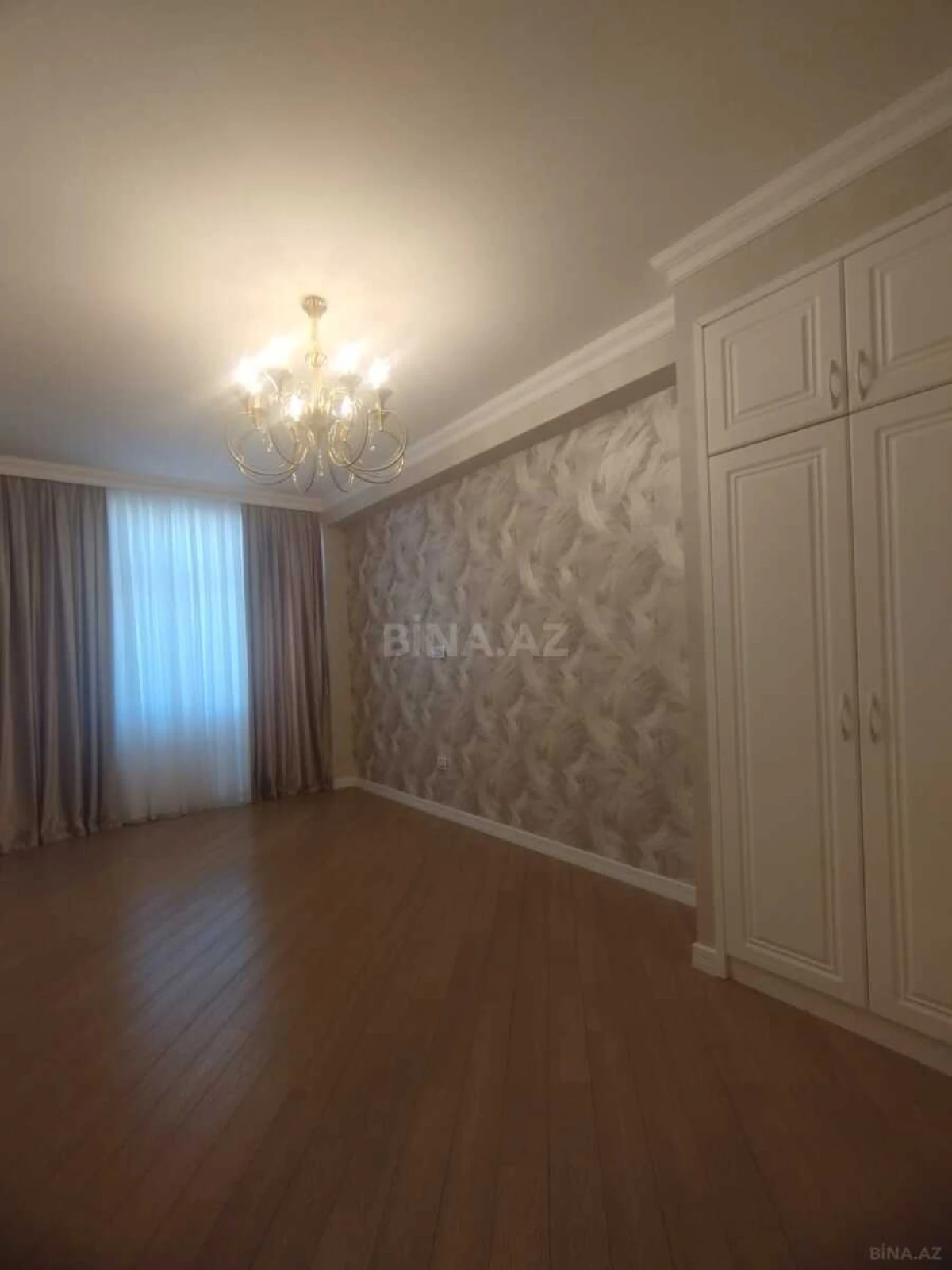 Satılır 4 otaqlı mənzil 164 m²