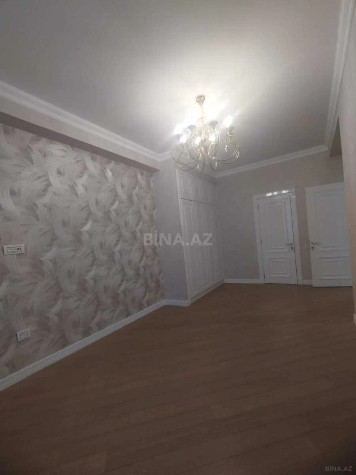 Satılır 4 otaqlı mənzil 164 m²