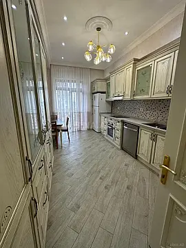 Kirayə verilir 3 otaqlı mənzil 140 m²