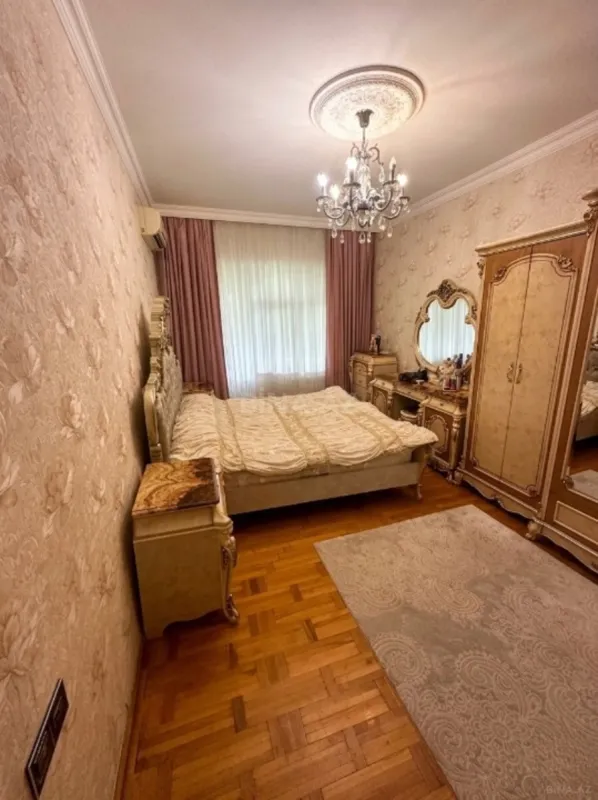 Satılır 5 otaqlı mənzil 120 m²