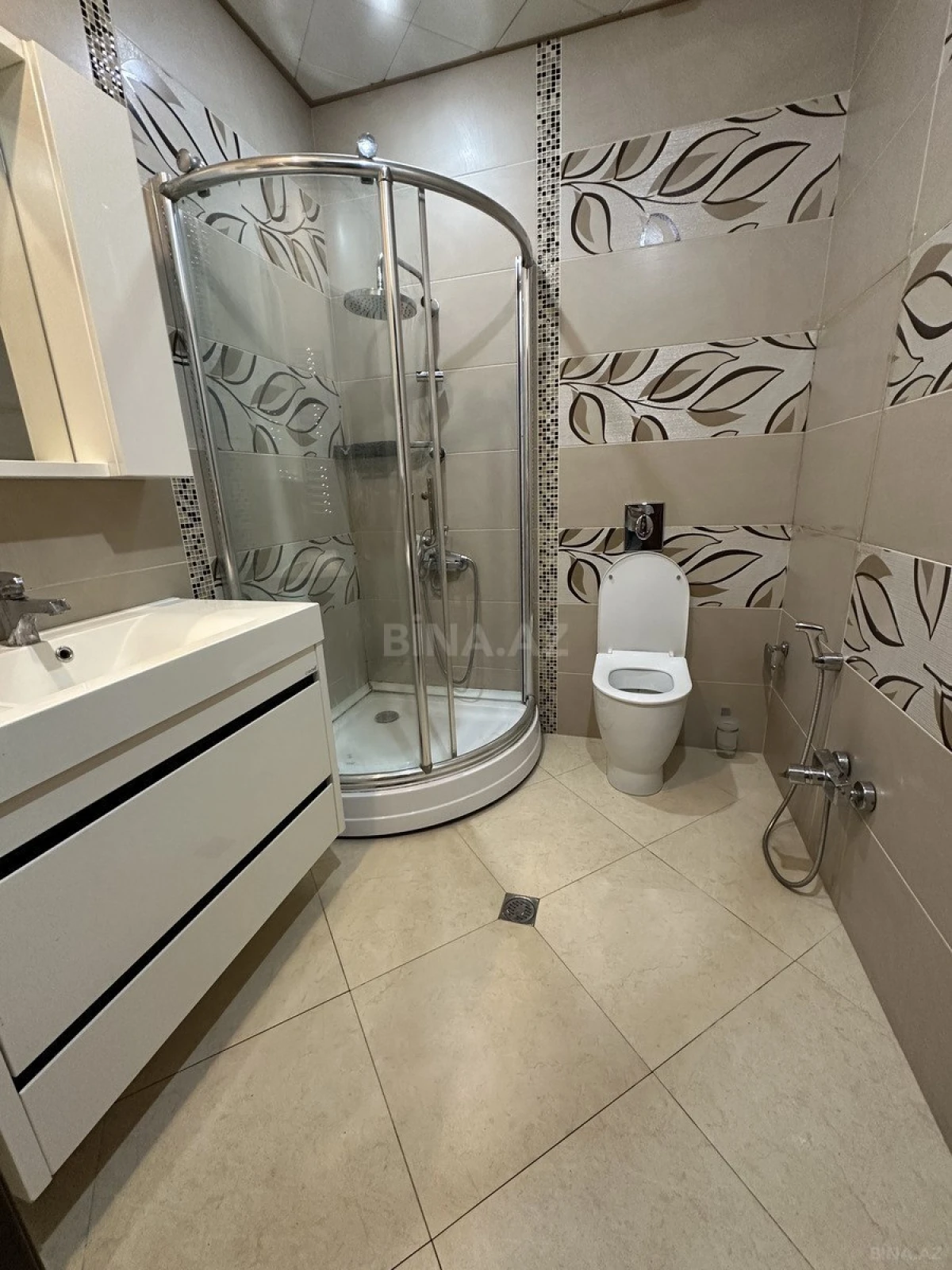 Kirayə verilir 4 otaqlı mənzil 147 m²