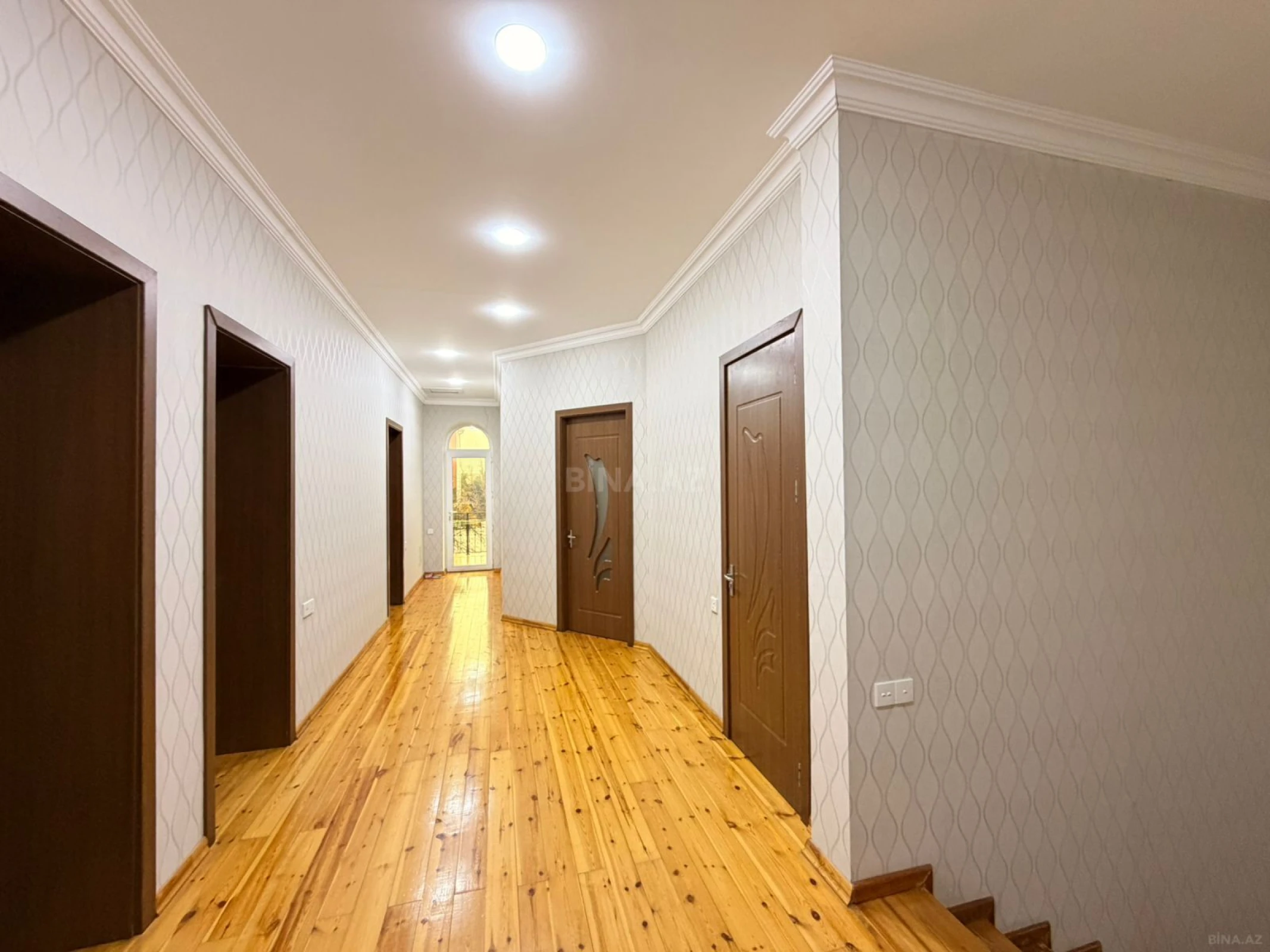 Satılır 5 otaqlı həyət evi 255 m²