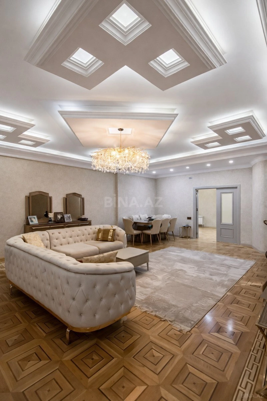 Satılır 4 otaqlı mənzil 247 m²